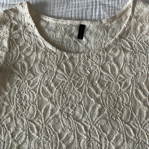 Medium Lace Crop Top - Picture 2 of 4